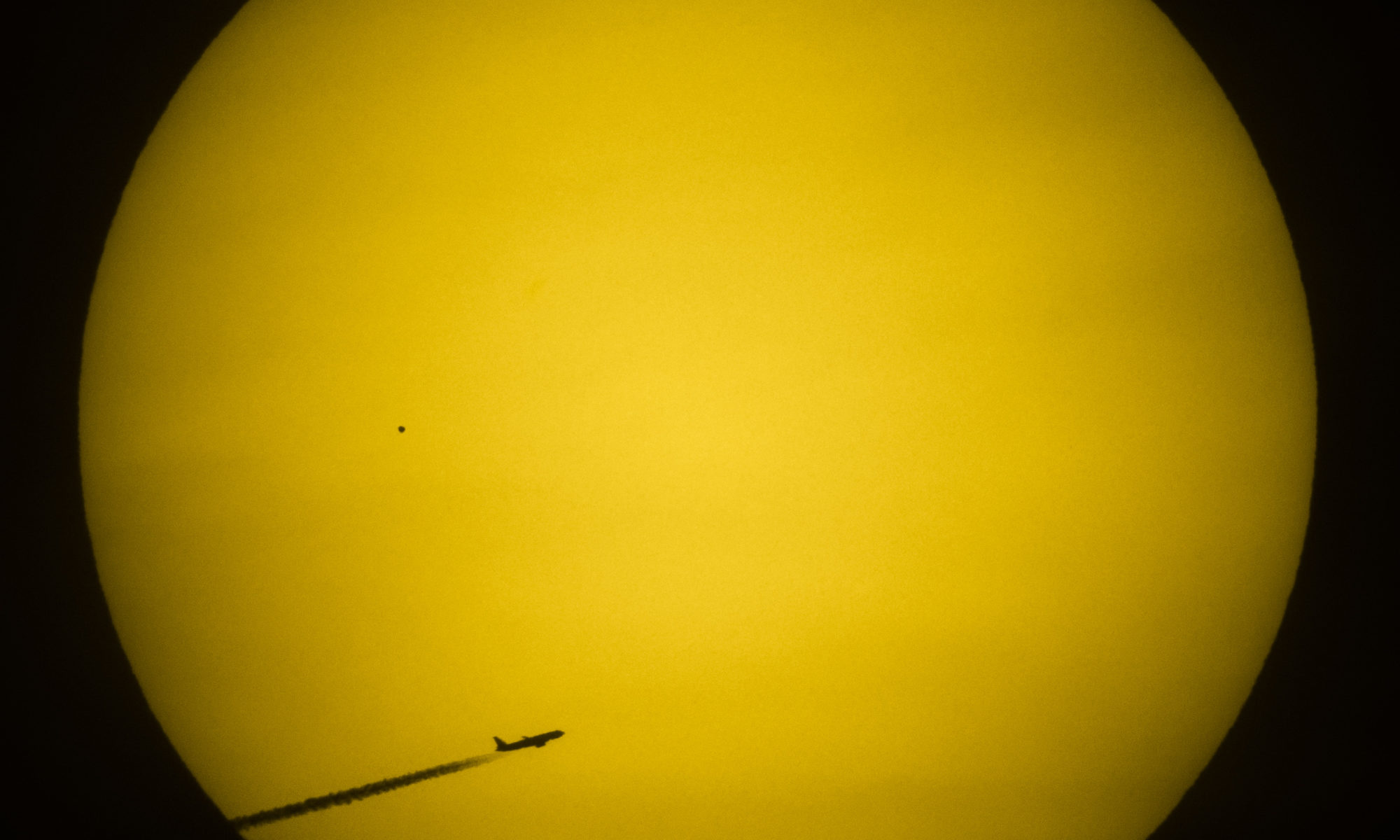 Alternativtext: That little black dot is planet Mercury passing in front of the sun. Next time it happens visible from the Earth will be in 2032. I managed to get out of work sooner. I went with the equipment in a large suitcase to the nearby Mauerpark and choose the highest point to set up.